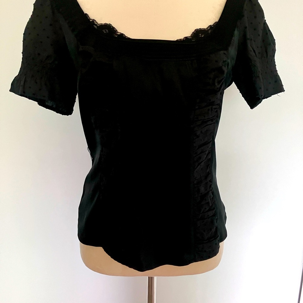 Bebe gives us natural fabrics with this blouse of silk with cotton detail.